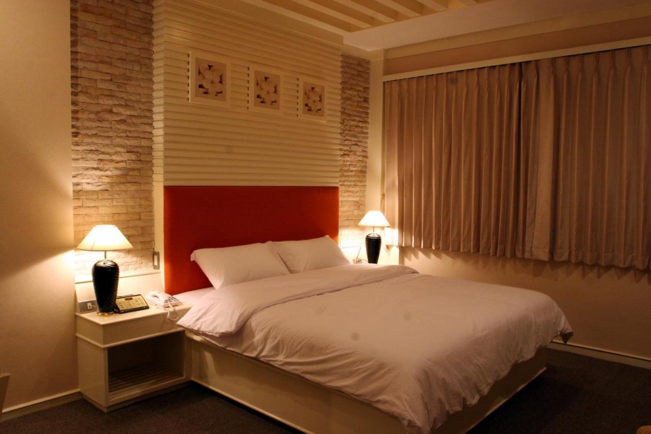 The Rich Hotel Нонтабури Екстериор снимка