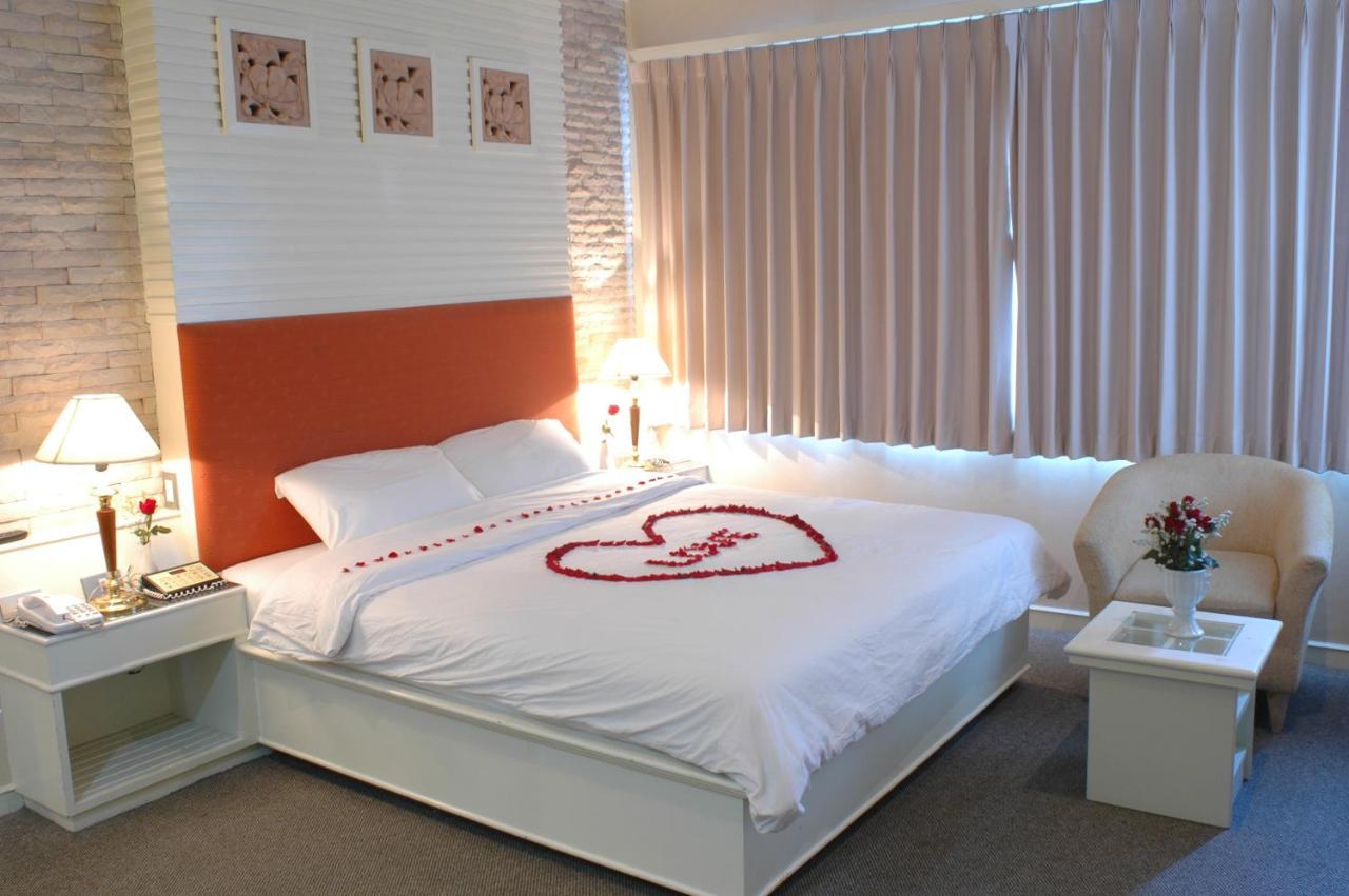 The Rich Hotel Нонтабури Екстериор снимка