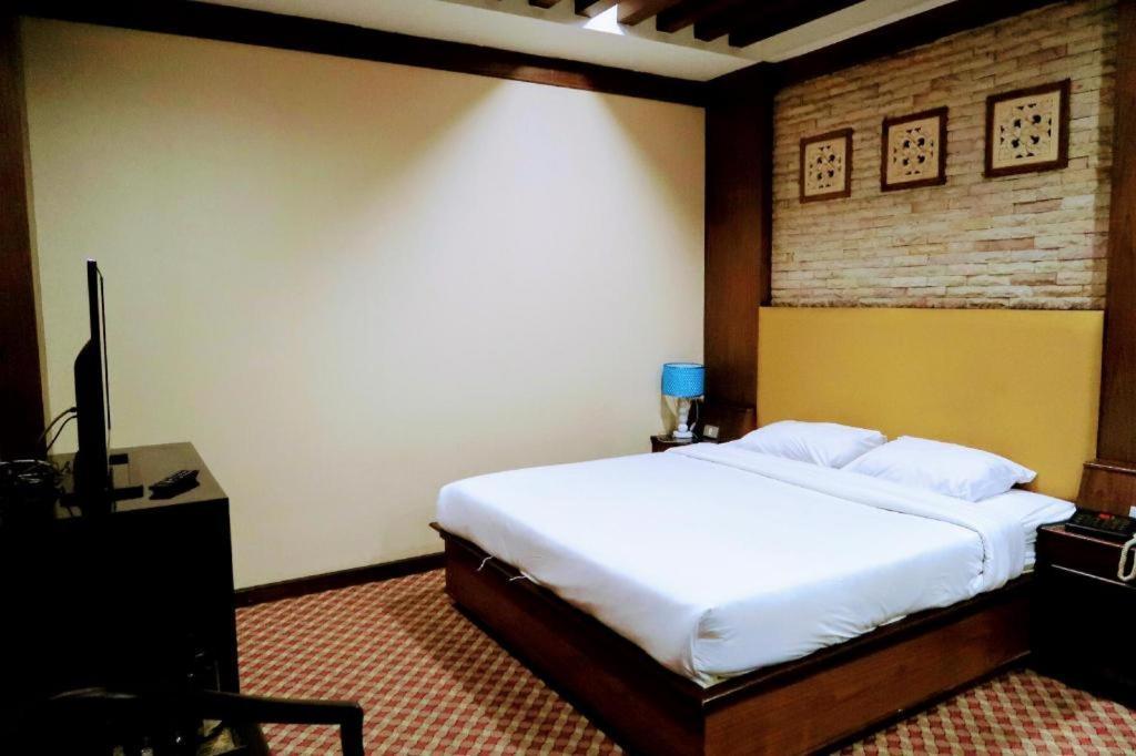 The Rich Hotel Нонтабури Екстериор снимка