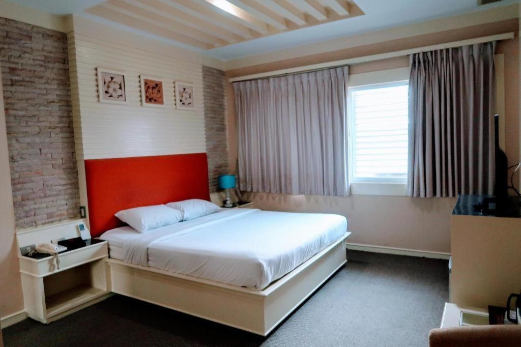 The Rich Hotel Нонтабури Екстериор снимка