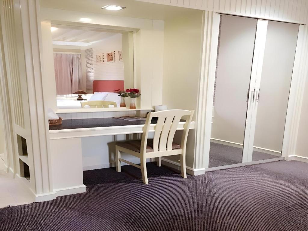 The Rich Hotel Нонтабури Екстериор снимка