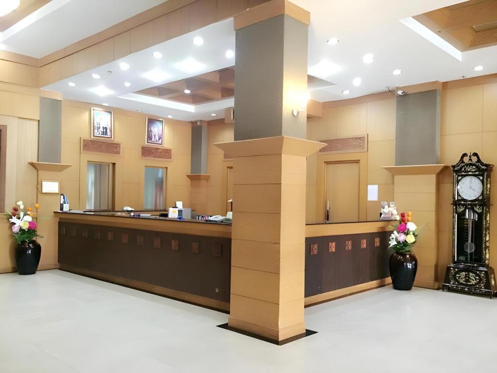 The Rich Hotel Нонтабури Екстериор снимка