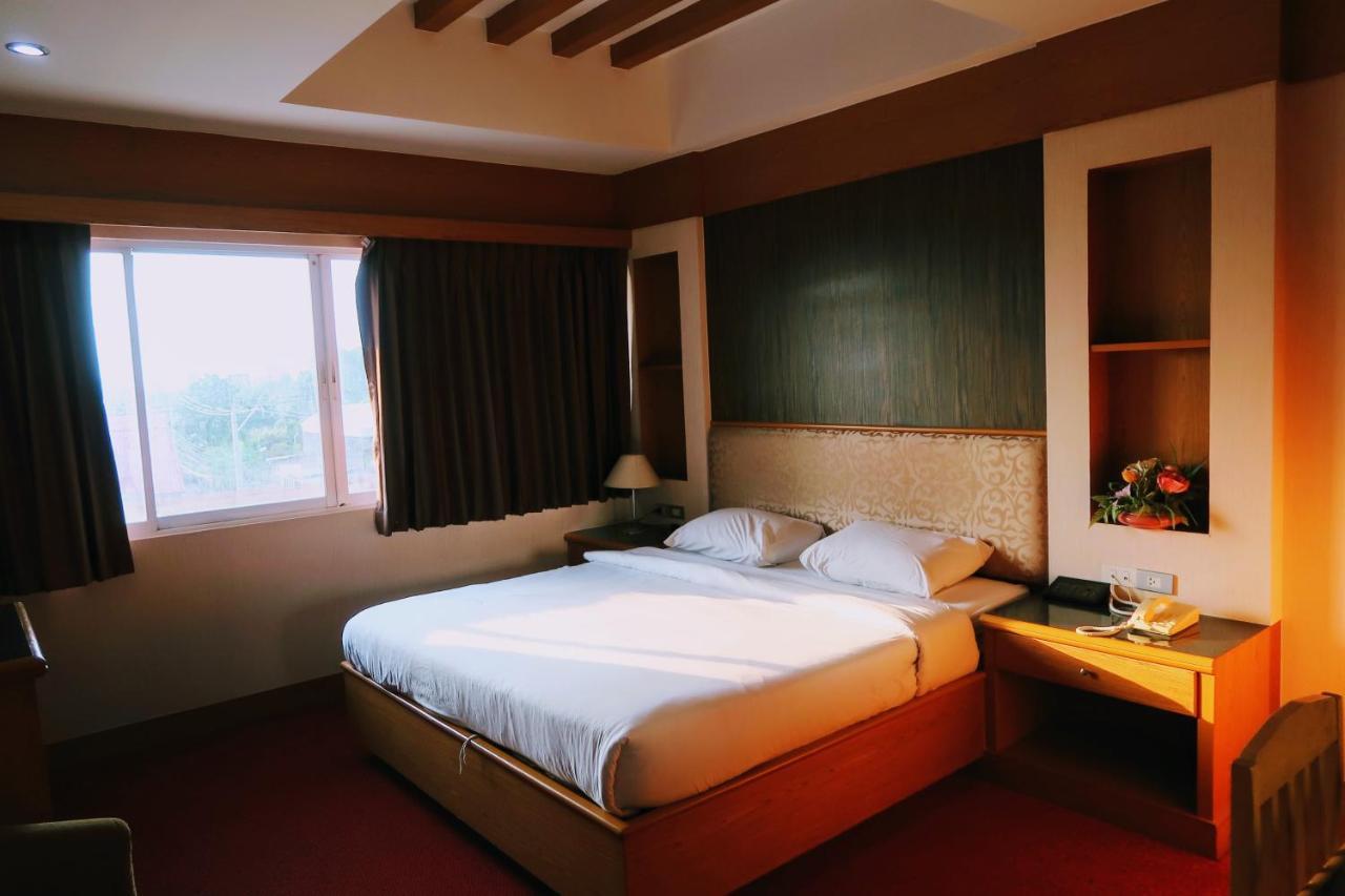 The Rich Hotel Нонтабури Екстериор снимка