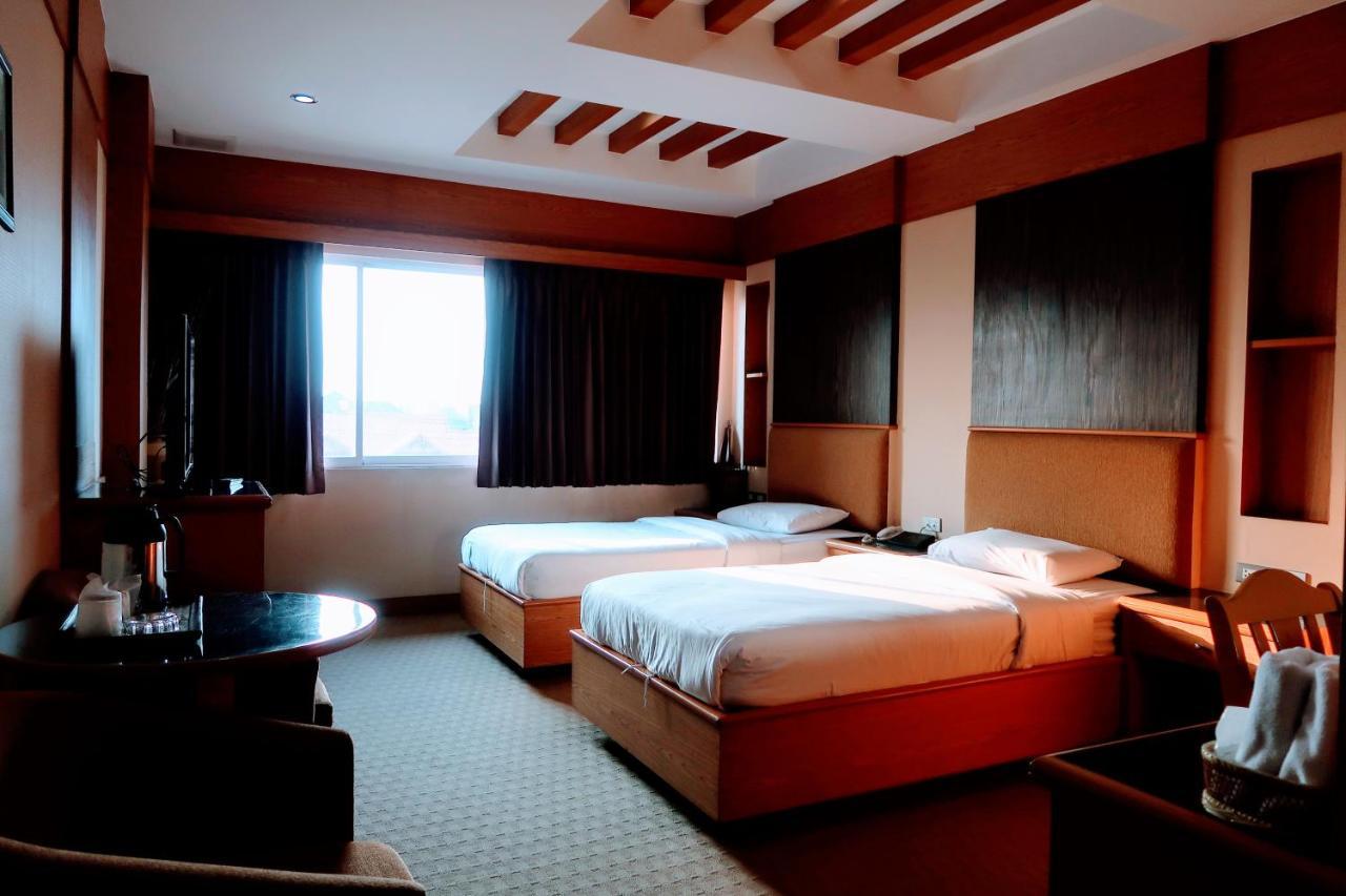 The Rich Hotel Нонтабури Екстериор снимка