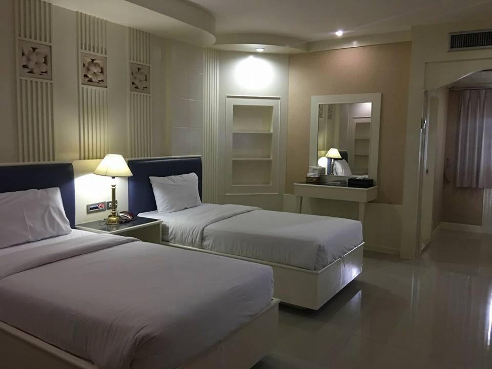 The Rich Hotel Нонтабури Екстериор снимка